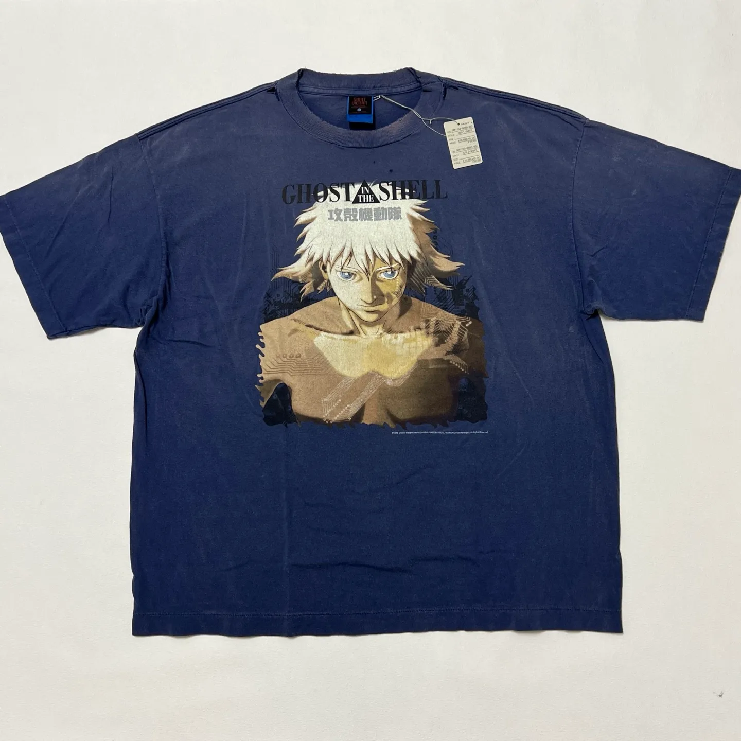 SAINT Mxxxxxx × Ghost in the Shell GS_SS TEE/GST IN THE SHELL/NVY Ghost in the Shell co-branded distressed short-sleeves White-haired plain character TEE Washed blue S-XL Look for the cylindrical fabric with no side seams. The open width is almost meaningless Asut ready-made garments dyed The whole piece is sprayed with horsetail. The collar and cuffs are faded. The collar and cuffs are frayed. Many hangings are worn. The oversized printing position restores the authenticity level. Customized joint main mark/wash mark/with little angel anti-counterfeiting mark